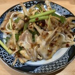 大衆立飲 もつ刺 すずき - ミミガーとパクチーの辛和え、コリコリ爽やか辛ー٩( 'ω' )و