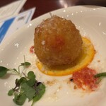 バーラウンジ  シルバ - ボロネーゼとチーズのアランチーニ　シャルドネドレッシングを添えて