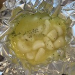 大衆立飲 もつ刺 すずき - にんにくバターホイルでパワー٩( 'ω' )و