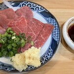 大衆立飲 もつ刺 すずき - 薬味と馬刺しとわたし