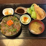 お食事処かなめ - 本日限定2食！じっくりごま漬けゆっけ丼となだのフライセット1500円