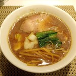 らぁめんや やしげる - 焦がし煮干らぁめん（細麺）