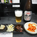 食道 山田商店 - セルフサービスのキムチとおかずでビールを呑む