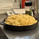 GOLD KITCHEN - 肉を乗せる前の　これがピラフ？？、量がすごい。