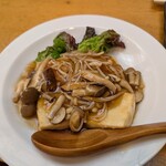 海鮮料理 居酒屋 六文銭 - しめじの揚げ出し豆腐