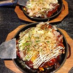 お好み焼き・鉄板焼き しずる - Cセットの豚（手前）とイカ（奥）