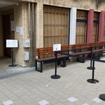 中華そば しば田 - 1番乗り‼️8人は座れる開店待ちベンチが嬉しいね！