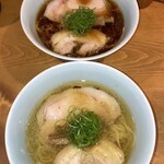 中華そば しば田 - 連食。同時に提供（上が「中華そば」下が「塩そば」）