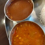 アーンドラ・ダバ - 上からラッサムとサンバル