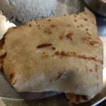 アーンドラ・ダバ - 折り畳まれており結構大きなチャパティ