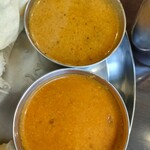 アーンドラ・ダバ - 上からチキンとエビ