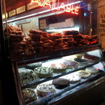 Benash Delicatessen - 山積みにされた源氏パイのようなパイ