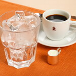 コンパル - ホットコーヒーをお客様自身でアイスコーヒーにしていただくのがコンパルのスタイルです。 ホットの段階でお好みでお砂糖を入れて良く溶かし、氷の入ったグラスにコーヒーを注ぎます。瞬時に冷却することで味と香りをそのままに、氷が解けてホットコーヒーと同じ濃度となります。最後にコンパル特注クリームを入れてお召し上がりください。