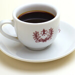コンパル - コンパルのホットコーヒーは濃厚な深みのある味わいとまるみのあるコクが特徴。 カップに注いだコーヒーに砂糖とフレッシュクリームを加えていただくのが創業以来のスタイルです。