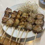 ギョウザとやきとりの又兵衛 - （左から）バラ１５０円Ｘ２、つくね１００円、とり皮１００円Ｘ２、しそ巻２２０円Ｘ２