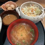 酒場はるや - 定食の味噌汁、サラダ、小鉢