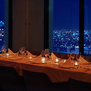 新宿野村ビル50Fから望む、幻想的な東京の夜景