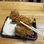 かたに商店 - 唐揚げをリフト。色の濃い方が“醤油味”です。