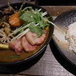 Rojiura Curry SAMURAI. - どどんと舞茸と秋の根菜カレーにベーコンのトッピング