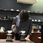 イロコーヒー - コーヒーを淹れるマスター