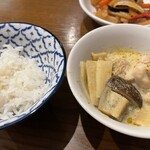ティーヌン 青山店 - タイカレーは筍も鶏肉もゴロゴロ