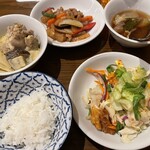 ティーヌン 青山店 - メインを待つ間にとってきたバイキングの料理