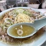 新橋ニューともちん - 透き通ったスープはしっかりとした味付けでグビグビ飲めます！