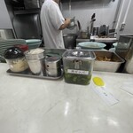 新橋ニューともちん - 卓上調味料は、クラッシュにんにく、胡椒、一味、青ガッパ、左側の席に当たれば辛味噌(奥の赤いフタ)もあります