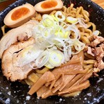 ツボミ - 油そば  前回味が濃すぎて大変だったので今回は薄めをコール。やっと食べられるようになった。しかしこの油は強敵だ。ジジイには辛すぎる！