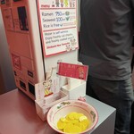 新橋ニューともちん - ライスは黄色いプラカードを取ってカウンターへ！
