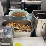 新橋ニューともちん - 調理場の様子(コリコリメンマが絶品)