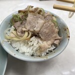 新橋ニューともちん - クラッシュにんにくと辛味噌をトッピングすると脳みそにガツンと来る旨さ！