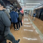 新橋ニューともちん - 地下街のメイン通路で並びます！順番が来ると店員さんが呼びにきます