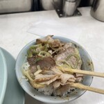 新橋ニューともちん - たっぷりチャーシューはチャーシュー丼の具材に早変わり！
