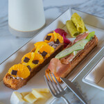 RISTRETTO&CROISSANT LABORATORIO - Stick Croissant Plate Citrus Chocolate & Kiwi Mozzarella｜スティッククロワッサンプレート シトラスショコラ＆キウイモッツァレラ