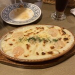 サングリア - 料理：エビマカロニグラタン