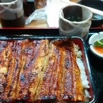 うな重にお新香とお吸い物付きます（肝吸いの場合+１００円）