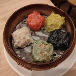 焼売スタンド きんぎょ - 自家製シュウマイ5種盛り690円