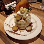 メレンゲ - 紅あずまのグラッセと黒胡麻アイスのパンケーキ