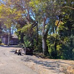 The Seeds - 手前:駐車場、奥:店舗