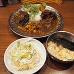 大衆中遊華食堂 八戒 - カレー三種、サラダ、スープ