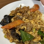 鳳城 - 豚肉、卵、キクラゲ、ニンジン、ピーマン、長ネギ、キノコ等の炒め物。熱々ジューシーでビールにピッタリ、ご飯のおかずにも最高でした。