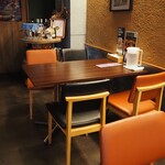 大衆中遊華食堂 八戒 - 店内（テーブル席）