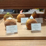 UNI DONUTS - 料理写真:カウンター上部 生ドーナツ 見本