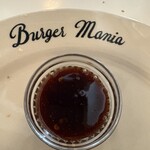 バーガーマニア - ソースはハニーBBQソースとハニーマスタードとホットチリソースの３種　１番人気というのハニーBBQソースを選択