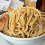 本気の焼豚 プルプル食堂 - 菅野製麺所の中太麺