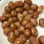 鳳城 - 料理が出るまで、ビールでポリポリ。