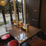 本気の焼豚 プルプル食堂 - テーブル席もある