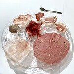 ウシマル - ③ 千葉県産アフェッタートミスト
            ・房州産シカ サラミ
            ・富里產ダイヤモンドポーク サラミ
            ・富里產ダイヤモンドポークモモクラテッロ生ハム
            ・房州産イノシシ ハム