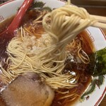 中華そば専門店 八王子らーめん よしだ - スープがよく絡む、麺の芯がちょい硬でも美味しくいただけますからね- ̗̀ ( ˶'ᵕ'˶) ̖́-  味変は、ブラックペッパーとちょいニンニクを♪   また行きますね！